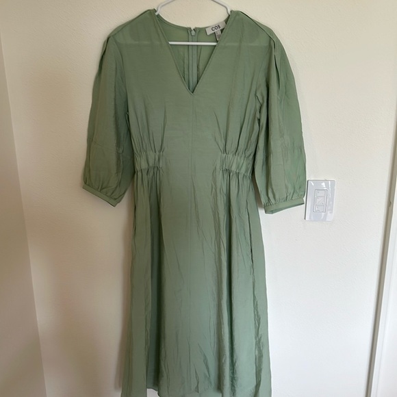 COS Voluminous V-Neck Light Green Midi Dress Size 6 – Lightweight Feminine - Picture 5 of 12